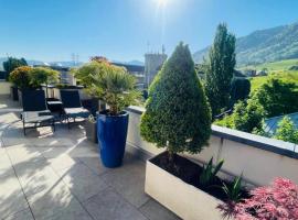 Grosse Terrasse mit Privatsph&auml;re & Aussendusche, acomoda&ccedil;&atilde;o com cozinha em Siebnen