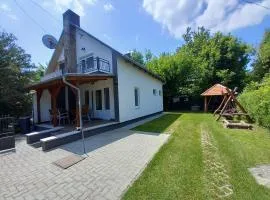 7 férőhelyes ház Balatonfenyvesen a tótól 15 m-re saját stéggel és csónakkal