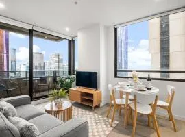 Skyline CBD Retreat - Pool & Stunning Views