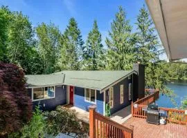 Lakefront Retreat for 6 with Stunning Views Sauna
