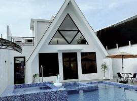 The Prism Cabin - Private Resort in North Caloocan Philippines، كابينة في Camarin
