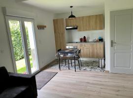 Charming studio between lakes and mountains, hotel in La Biolle