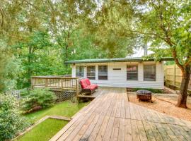 Waterfront Cabin with Private Dock on Lake Hartwell!, hotel a Townville