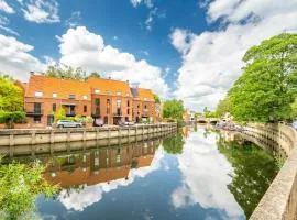 Swift Host - Friars Quay - Riverside - Sleeps up to 8 - Free Parking - City Centre