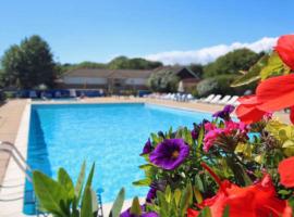 Casita De Cuervo at Shorefield Park - WIFI - Pet Friendly - Passes Included, hotel med boblebade i Everton