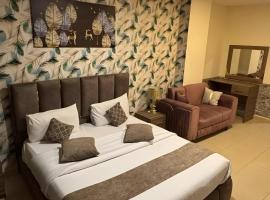 El RAYYAN HOTEL SUITES, acomoda&ccedil;&atilde;o com cozinha em Am&atilde;