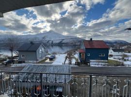 Stor funksjonell bolig med båt, hotel em Kjøpsvik