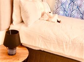 Secret-Meadow Accommodation, hotel pro pobyt s dom&aacute;c&iacute;mi mazl&iacute;čky v destinaci Maun