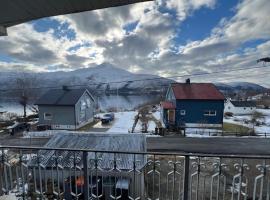 Stor funksjonell bolig med båt, hôtel à Kjøpsvik