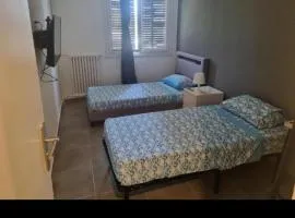 Chambre privative rénové 2024, climatisation, tramway sur place , 12 min centre, 16 min plage, aperçu latéral mer, 2 wc avec 2 salle de bain, private room renovated 2024, air-conditioned , tram on spot, 2 toilets and 2 bathrooms