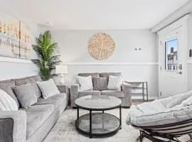 Modern Beach Retreat Sleeps 8 - Big Yard & BBQ