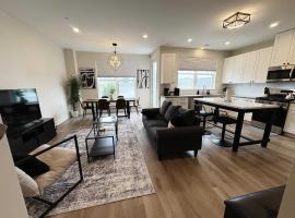 Warrenville Retreat 4BR 3 Bath Townhouse - WV2, ξενοδοχείο σε Warrenville