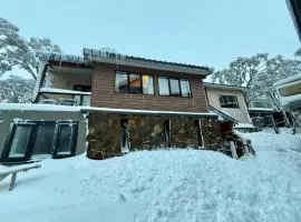 MAGNIFICENT SKIING ON MOUNT BULLER