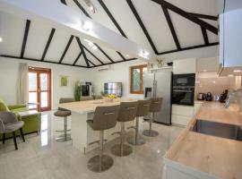 Villa Gabriel - Three Bedroom Villa with Outdoor Pool, hotel in Drniš