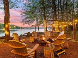 Lakehouse with Boats, MiniGolf, Sauna, HotTub, Swings and Playground!, hotel v destinaci Pocono Summit
