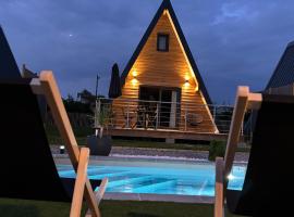 Lodge Lady Tipi 2 avec jacuzzi et piscine, hotelli 