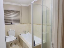 Luxury two bedrooms apartment in Witbank overnight accommodation, ξενοδοχείο σε Witbank