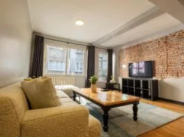 Fourlex Single Detached House - 2 Bathrooms - Central Location - Private Terrace