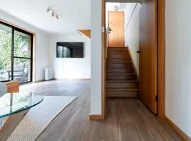 Bright and Beautiful Near the Gorge with Parking