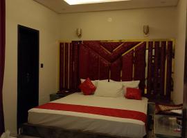 Hotel The Grand, hotel in zona Aeroporto Internazionale Allama Iqbal - LHE, Lahore
