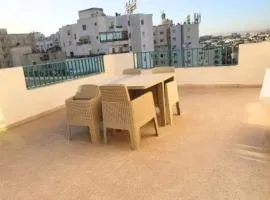 Luxe Appartement Romantique Grande Chambre avec Grande Terrasse Vue Panoramique Chaine Internationale- Fibre Optique -À une min des Commodités - Ennasr 2