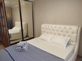 Уютная двухкомнатная квартира в центре, hotel i Pavlodar