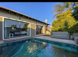 Luxury 3-Bed Retreat with Pool & Jacuzzi 10min from OR Tambo, biệt thự ở Kempton Park