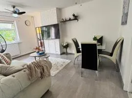Swanky3Bed HomeModern Kitchen