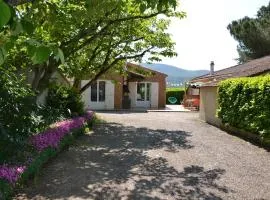 Gite avec barbecue et terrasse clos