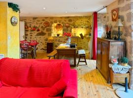 Maison de Village au cœur de Laroquebrou, hôtel à Laroquebrou