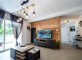 Appartement Neuf à 50 m du Télécabine Prorel 4 personnes box ski et garage privé, place to stay in Briançon