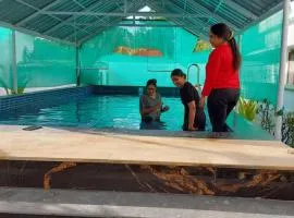 Johnson's Homestay With Pool & Ecohouseboat near town beach