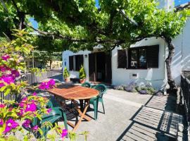 Villa Revolcona, hotel in La Adrada