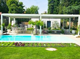 Luxurious large home with Pool, Garden, Koi Pond, Hotel in München