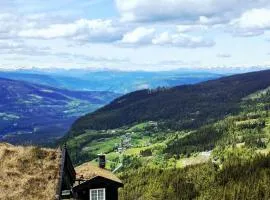 Tømmerhytte i Valdres med panoramautsikt over fjellene