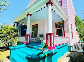 Uptown Colorful Cottage by the Riverwalk, hotel in Columbus