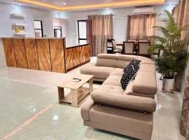 Cozy Manor with Spacious Kitchen and Tub