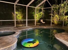 Wares Creek Pool Cottage near beach and IMG, hotell i Bradenton