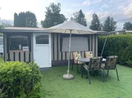 Wohnwagen mit Vorzelt auf einem Campingplatz