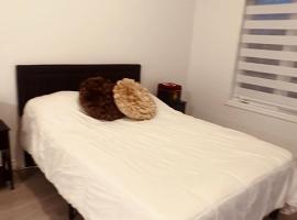 Private Room In Luxury Home: Innisfil şehrinde bir otel