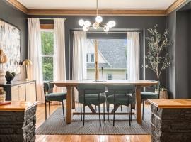 Cozy Boho Retreat Blocks from UNMC, cottage a Omaha