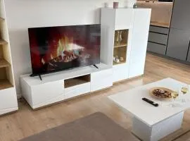 Topoľčianska Apartment Bratislava - Free Garage Parking & 10min Tram to Center