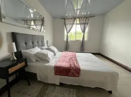ACOGEDOR APARTAMENTO DISPONIBLE eN CALARCA QUINDIO EXCELENTE UBICACION EN CONJUNTO CERRADO 2 HABITACIONES PARKING BIEN EQUIPADO