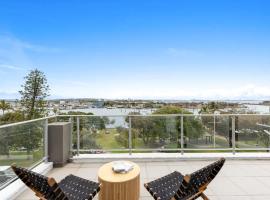 Point Cartwright Penthouse - Ocean and River Views, hotel in Buddina