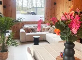 Cozy chalet with terrace, cleaning included