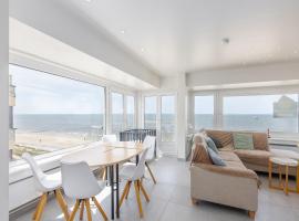 Apartment with frontal sea view, cleaning included, hotel v destinaci Westende