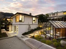 The Glasshouse - Central Home with Hot Tub & Sauna