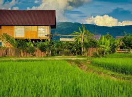 DeeTorJai FarmStay Nan ดีต่อใจ ฟาร์มสเตย์ น่าน โดยเจ้าของ，Ban Klang的有熱水按摩池的飯店