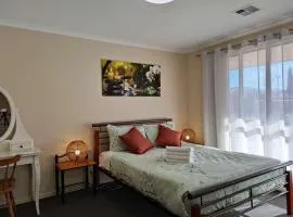 5 bd 2 bath stylish retreat close to beach and wineries in Christie Downs