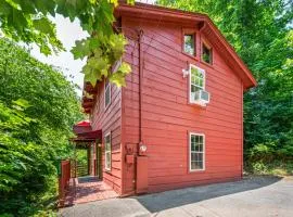 Peaceful Pines Cabin-patio with hot tub for small families or couples